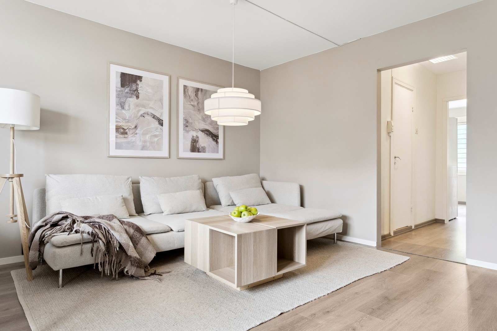 Stuen har pene fargetoner og godt med naturlig lysinnslipp fra vinduene. Galleribilde