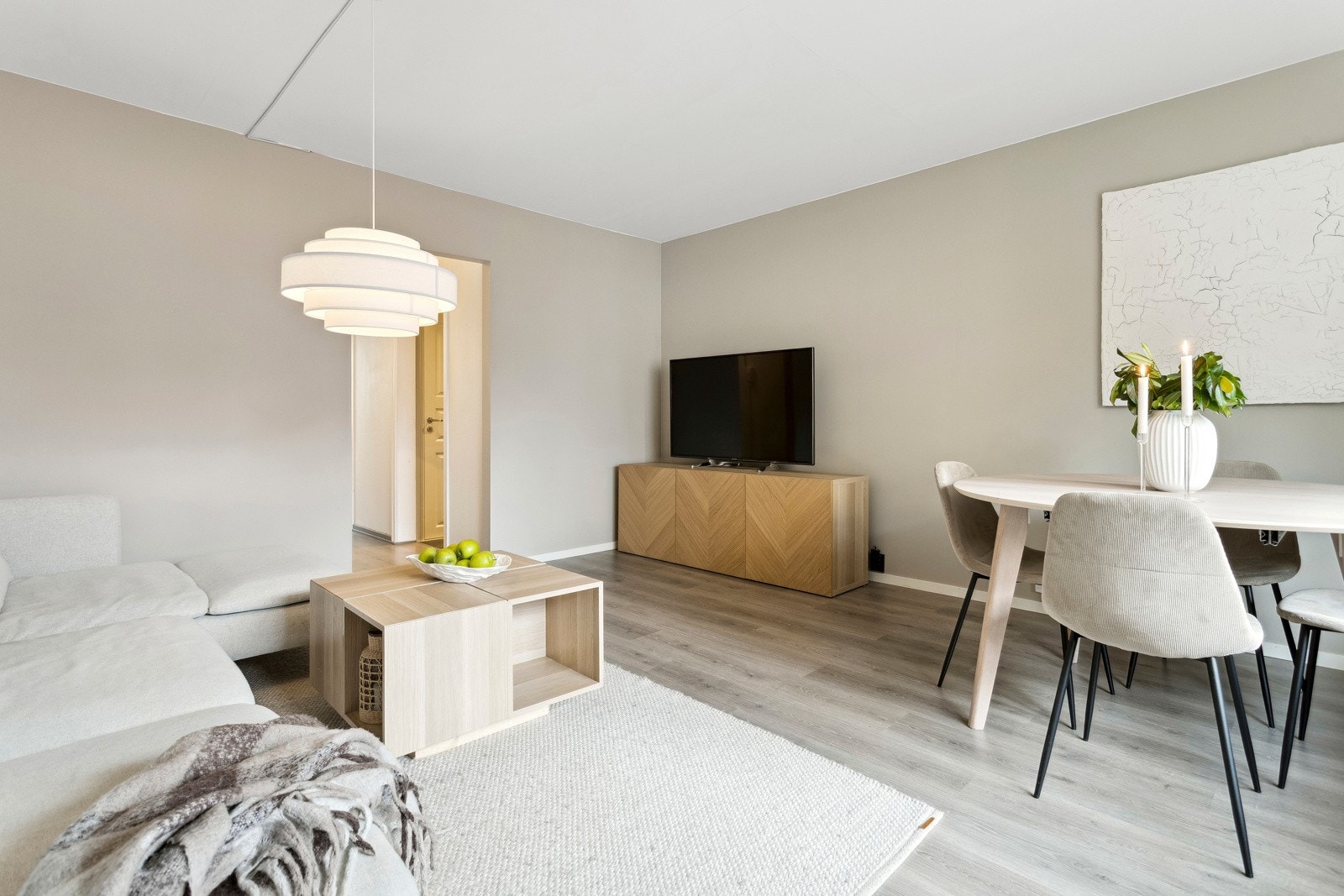 Romslig stue på ca. 20 kvm., som gir gode muligheter for å dele inn i forskjellige naturlige soner. Galleribilde