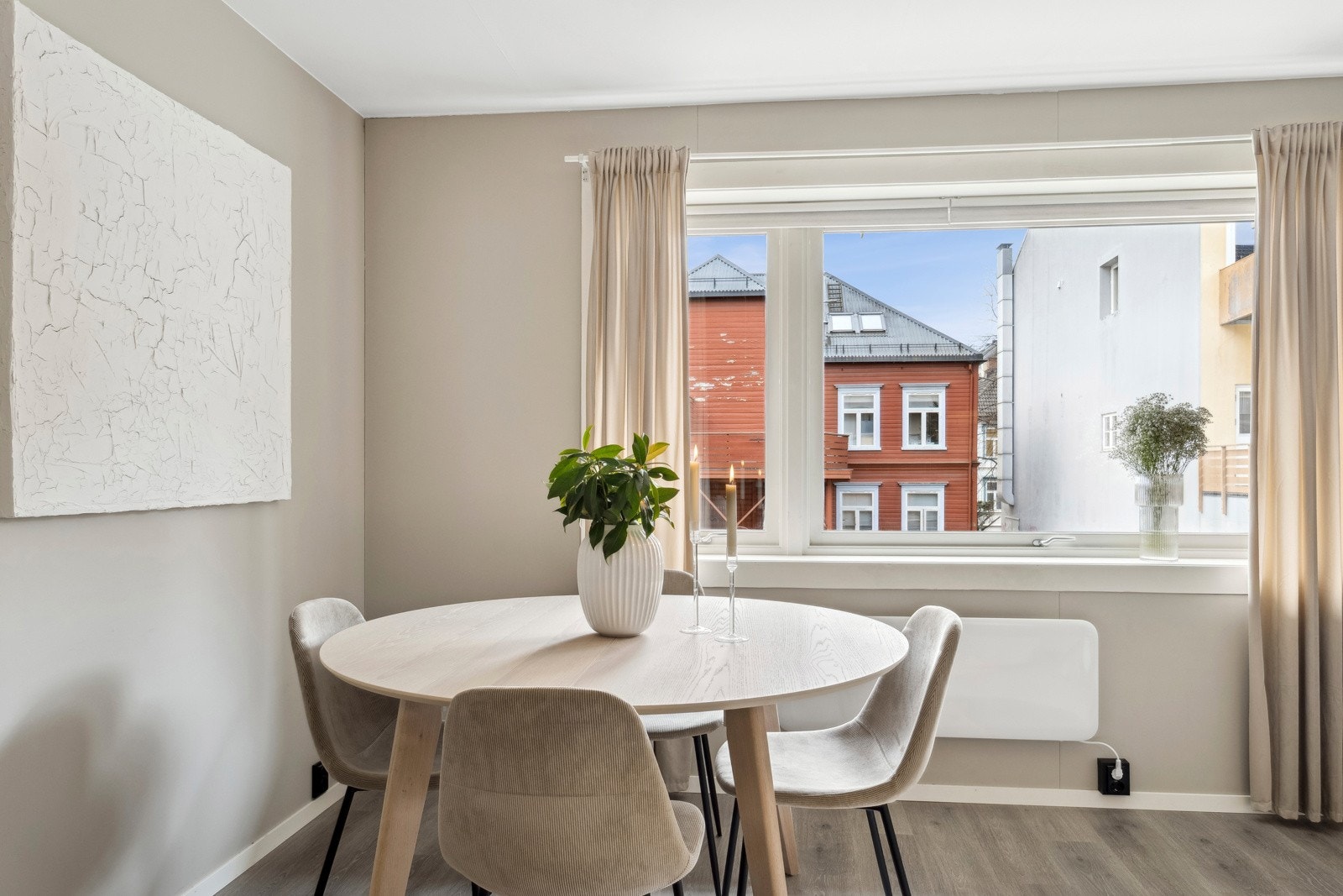 Gode møbleringsmuligheter for både TV-stue og spisegruppe. Galleribilde