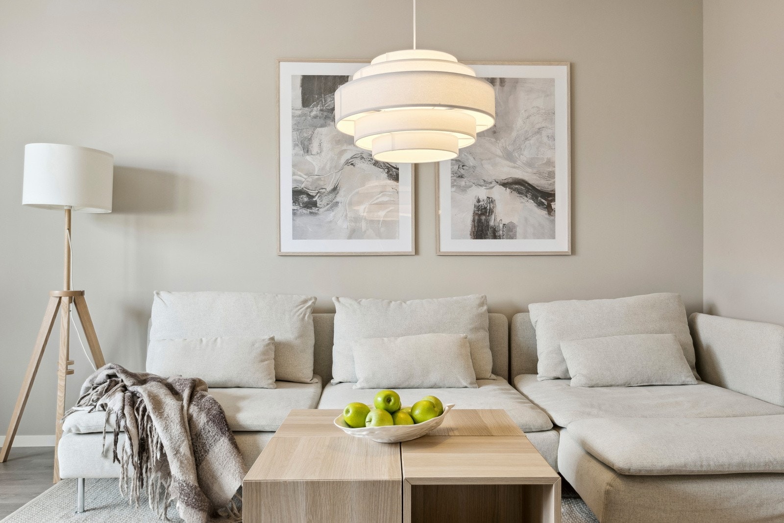 Sykkel- og gangavstand til flere av byens studiemuligheter slik som NTNU Gløshaugen og BI, samtidig som det er busstopp rett utenfor døren med hyppige avganger til resten av byen Galleribilde