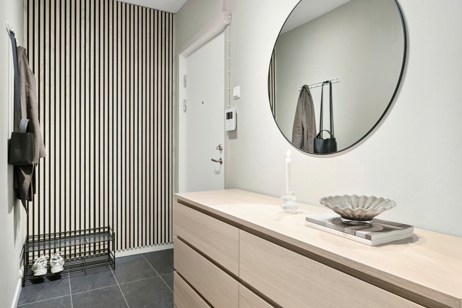 Flott entrè med god plass til oppbevaringsmuligheter. Galleribilde