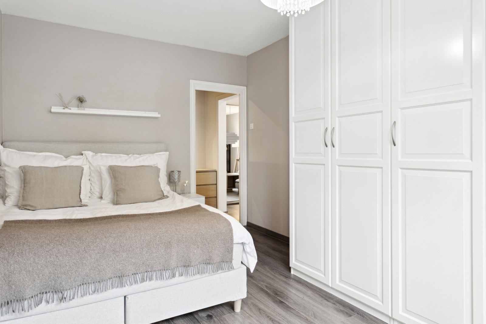 Her er det god plass til å innrede med dobbeltseng, garderobeløsning og skrivebord. Galleribilde