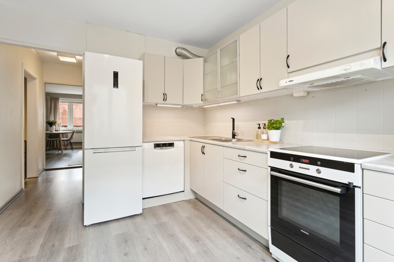 Kjøkkenet måler 10 kvm. I likhet med resten av leiligheten er det også her en gjennomført stil, i kombinasjon med funksjonalitet. Galleribilde