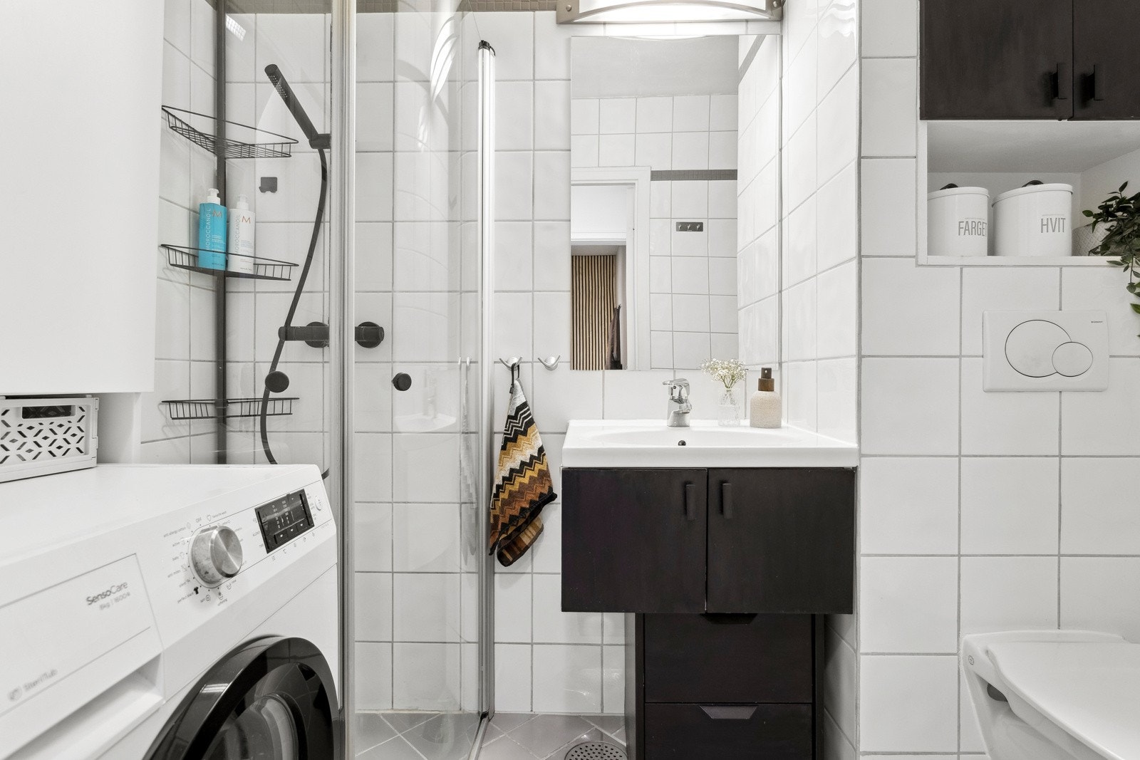 Her får du blant annet varme i gulv, innfellbare dusjdører, servantskap, opplegg for vaskemaskin og mekanisk avtrekk. Galleribilde