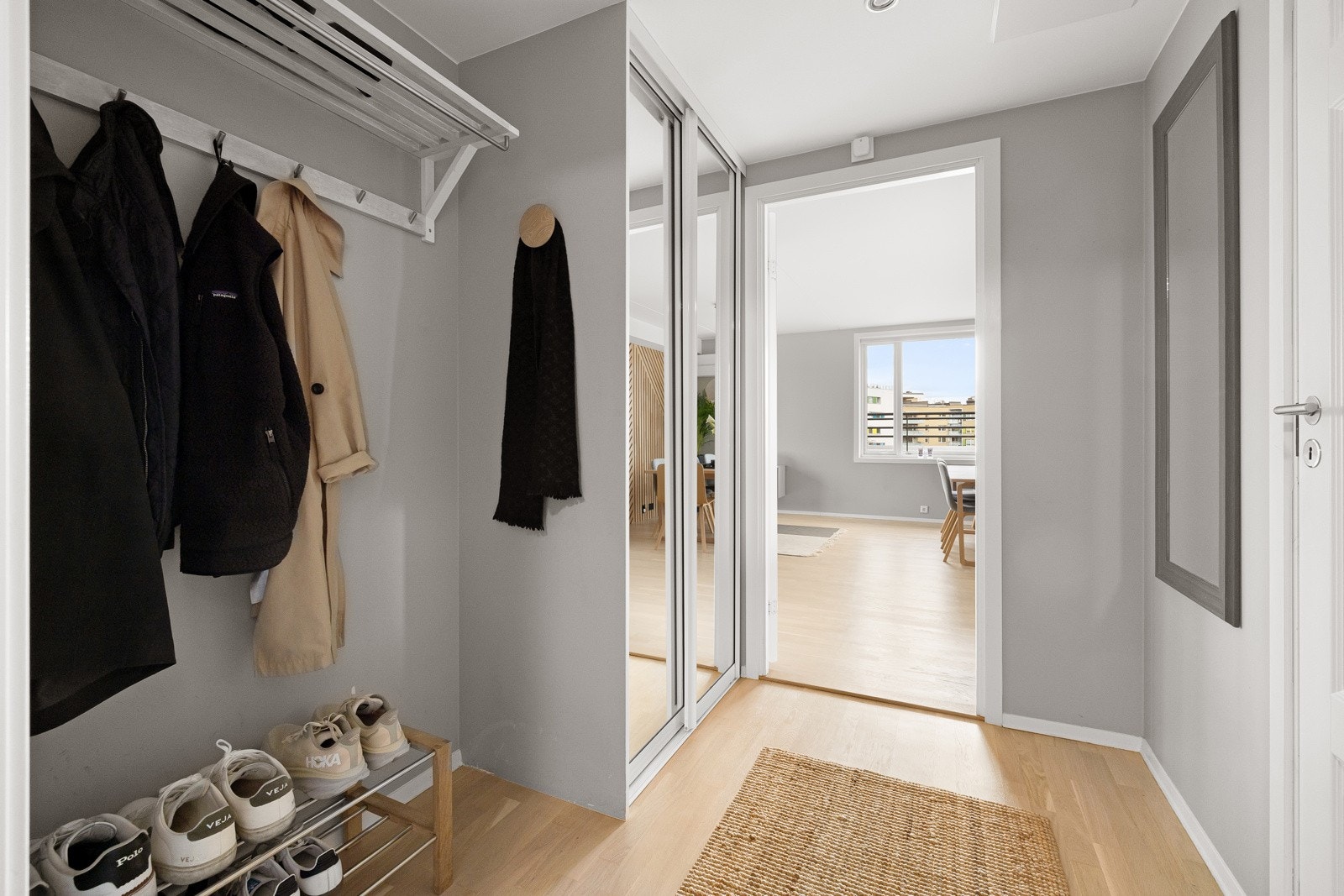 I entréen har du god plass til sko og yttertøy i plassbygget skyvedørsgarderobe. Entréen er romslig med ytterligere plass til oppheng, skoskap eller kommoder. Galleribilde