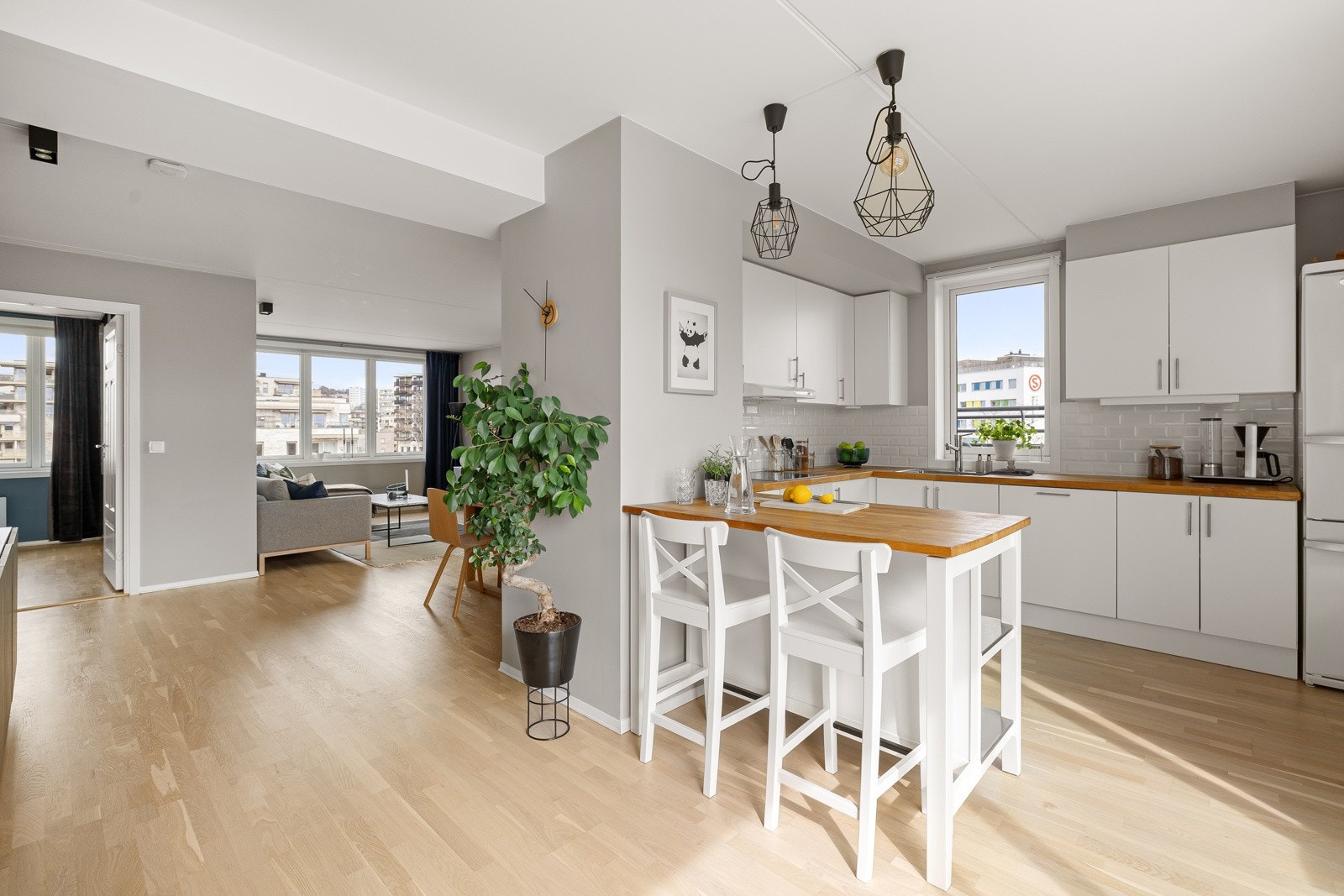 Leiligheten har en ypperlig intern beliggenhet på enden i byggets toppetasje (7. etasje med heis), og har en god planløsning med store rom. Galleribilde