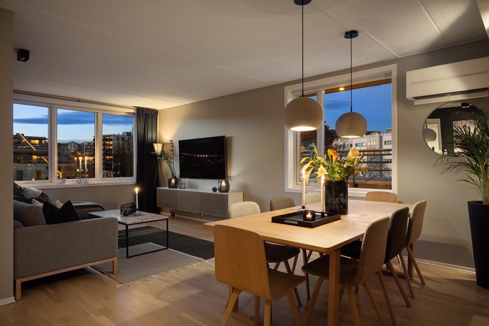 Stuen er det naturlige oppholdsrommet i leiligheten, og er et stort, lyst og fint rom. Galleribilde