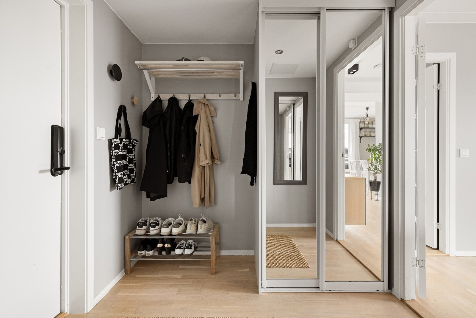 Praktisk med innfelte downlights i himlingen og smartlås montert på inngangsdøren. Montert porttelefon og sikringsskap med automatsikringer på vegg. Galleribilde