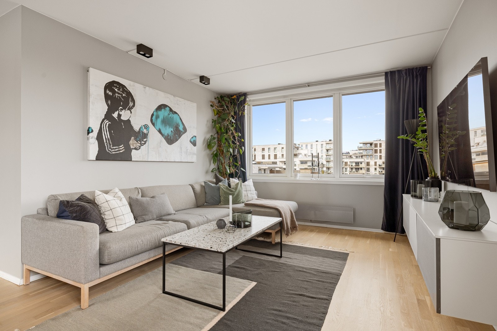 Stuen er romslig med god plass til både sofagruppe med salongbord, mediemøblement og et spisebord. Galleribilde