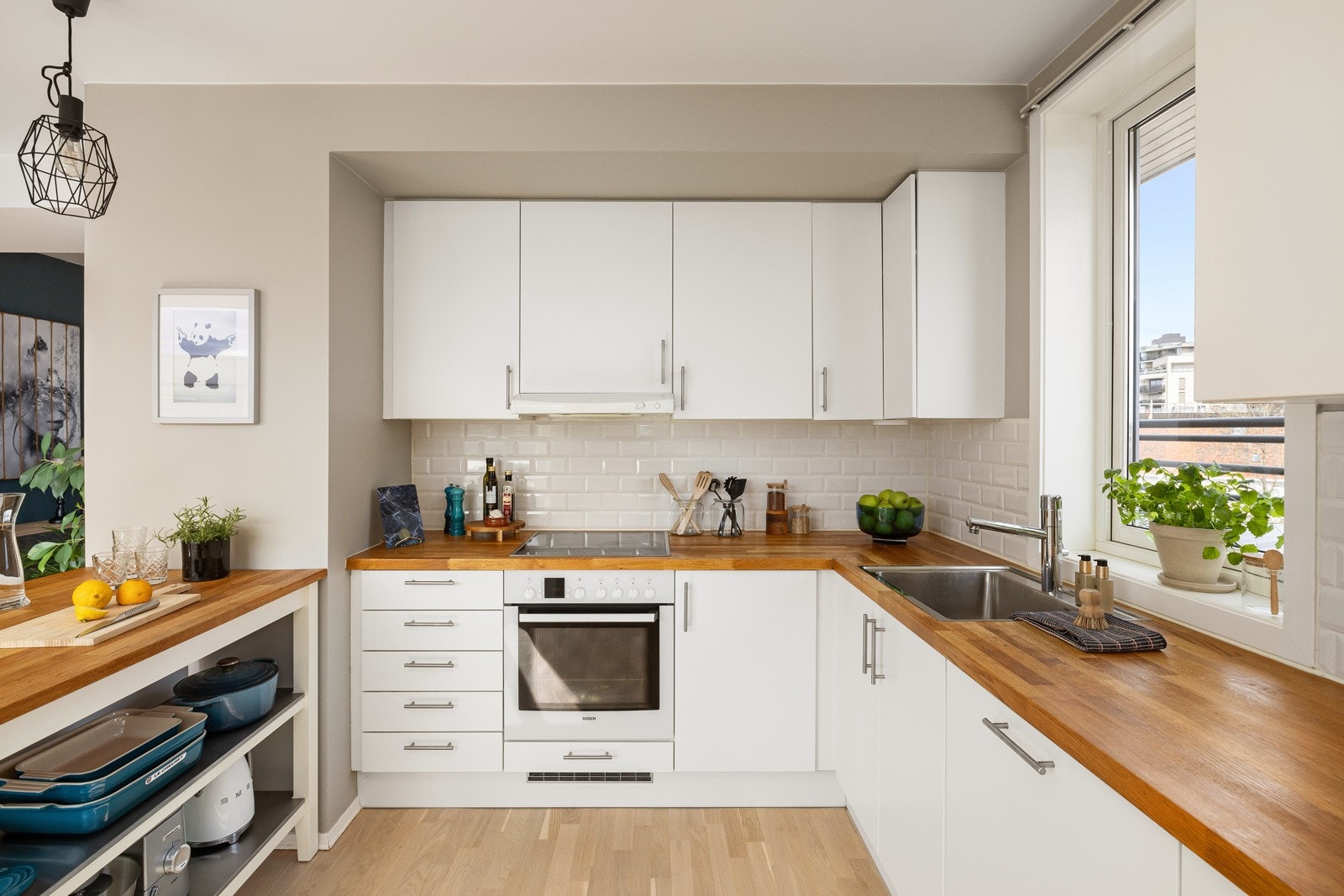 Kjøkkenet er utstyrt med medfølgende integrerte hvitevarer som nedfelt platetopp, avtrekksvifte, stekeovn og oppvaskmaskin. Galleribilde