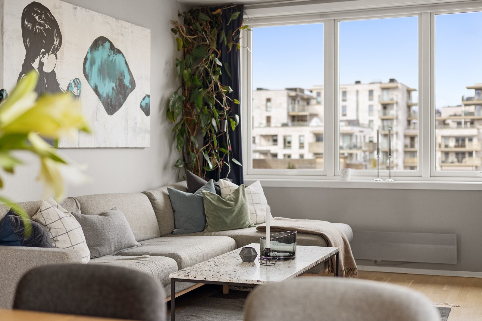 Alle vinduene i leiligheten har fine brede vinduskarmer for planter og dekor. Galleribilde