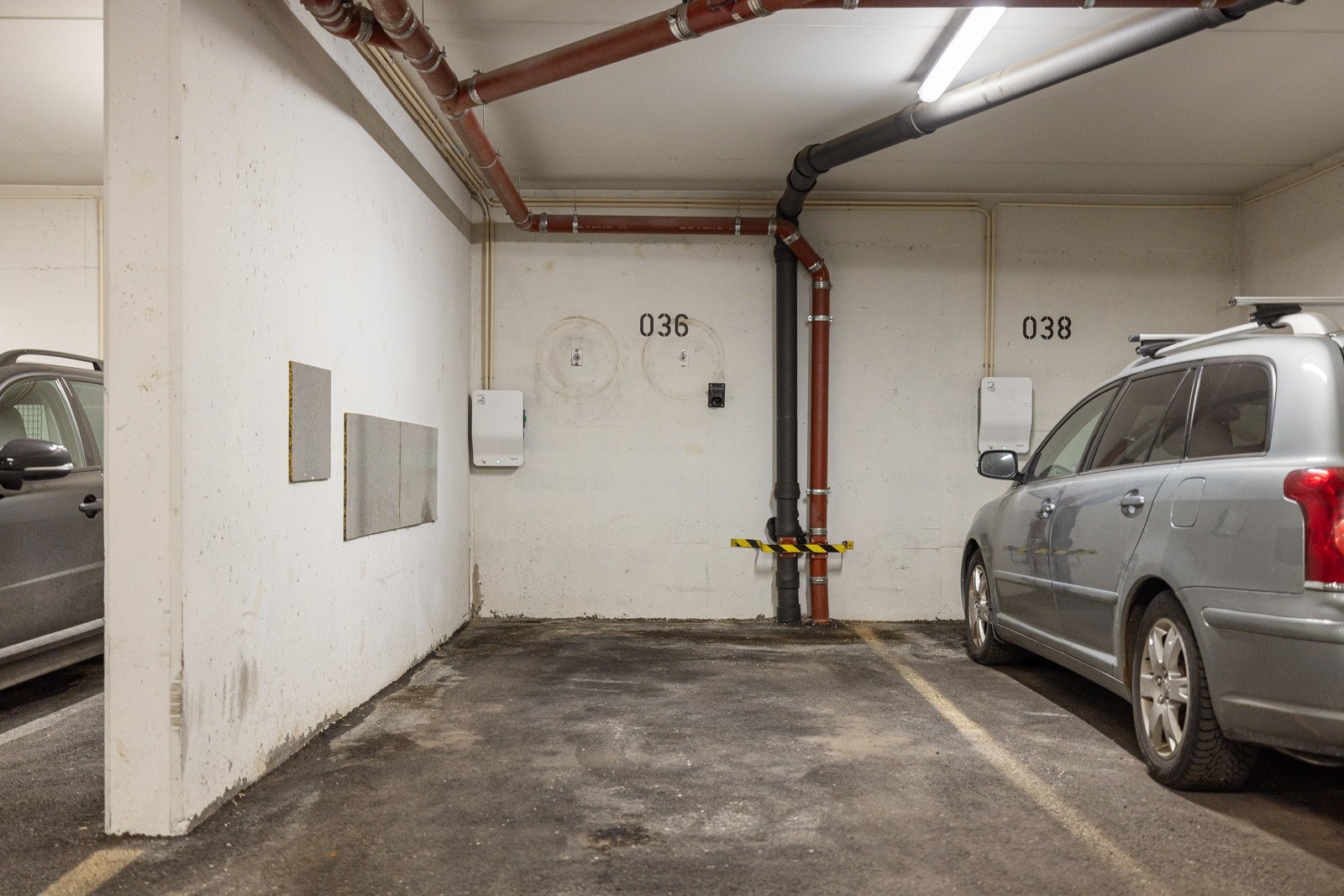 Garasjeplass med elbillader i felles garasjeanlegg. Galleribilde