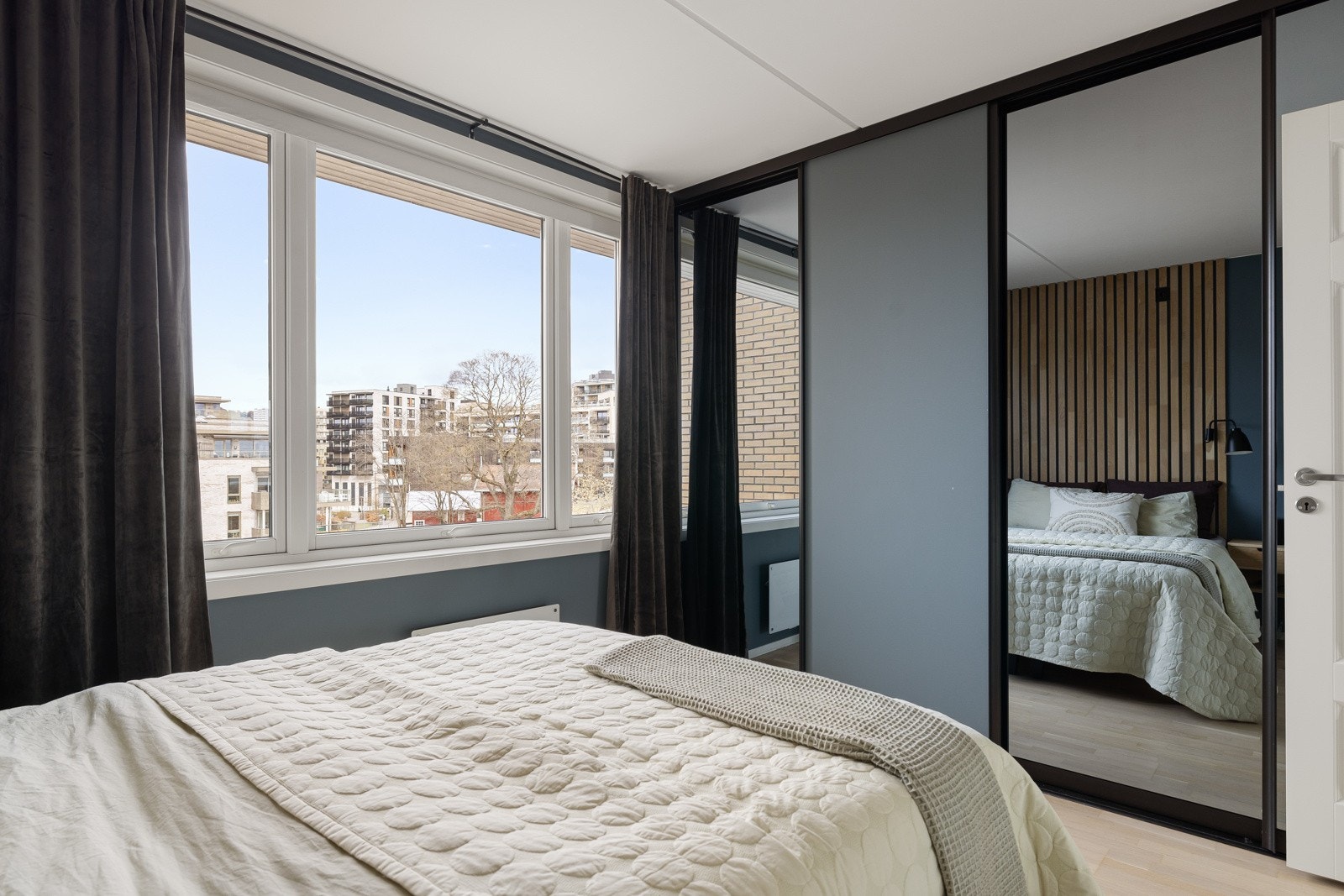 Den store vindusflaten slipper inn rikelig med naturlig lys, samtidig som det er lite innsyn. Rikelig med oppbevaringsplass i stor plassbygget skyvedørsgarderobe på ca. 3,24 meter. Galleribilde