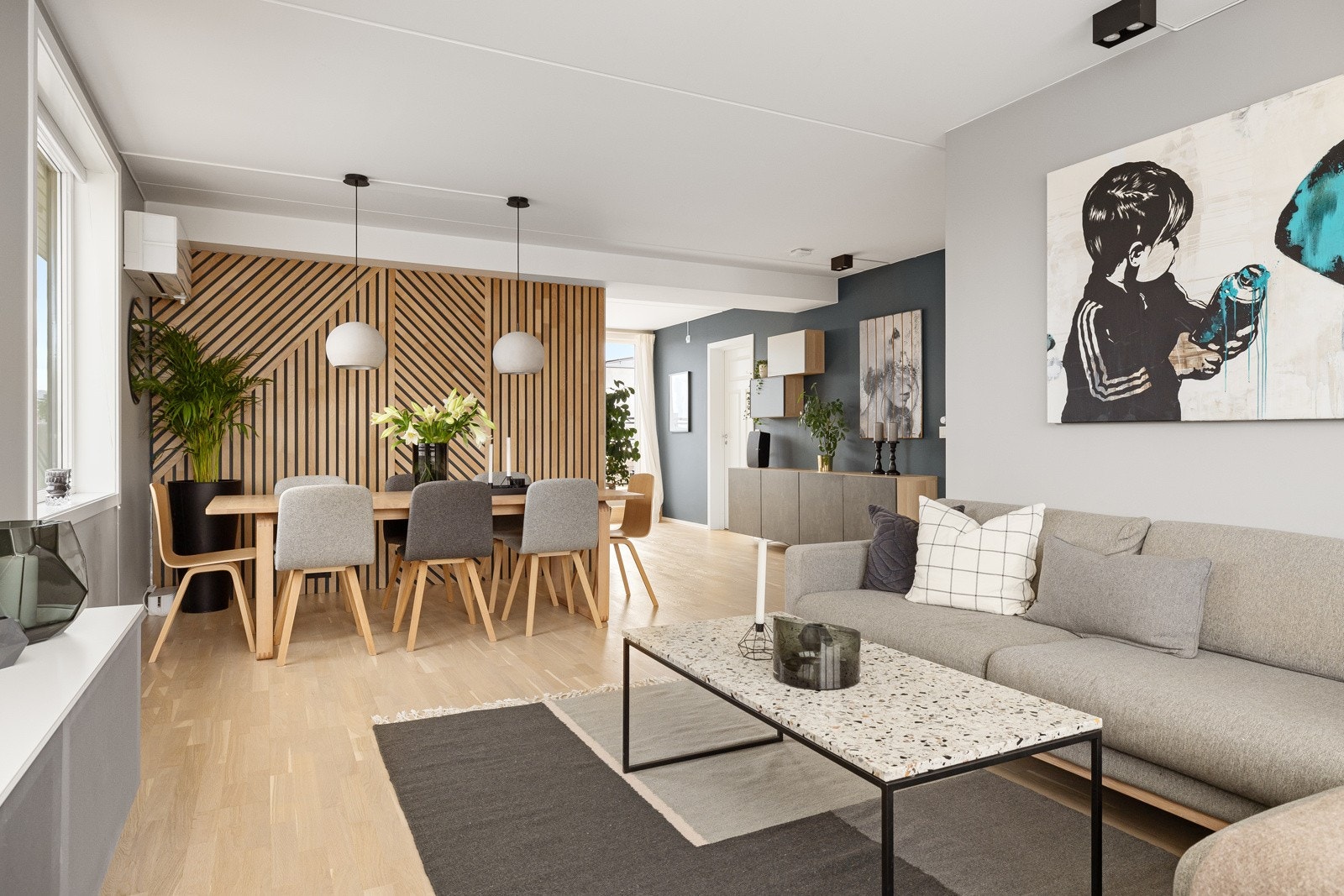 God standard med lys parkett på gulv, glatte overflater malt i en tidløs farge med en stilig kontrastvegg med trespiler og hovedsakelig skjult elektrisk anlegg. Galleribilde