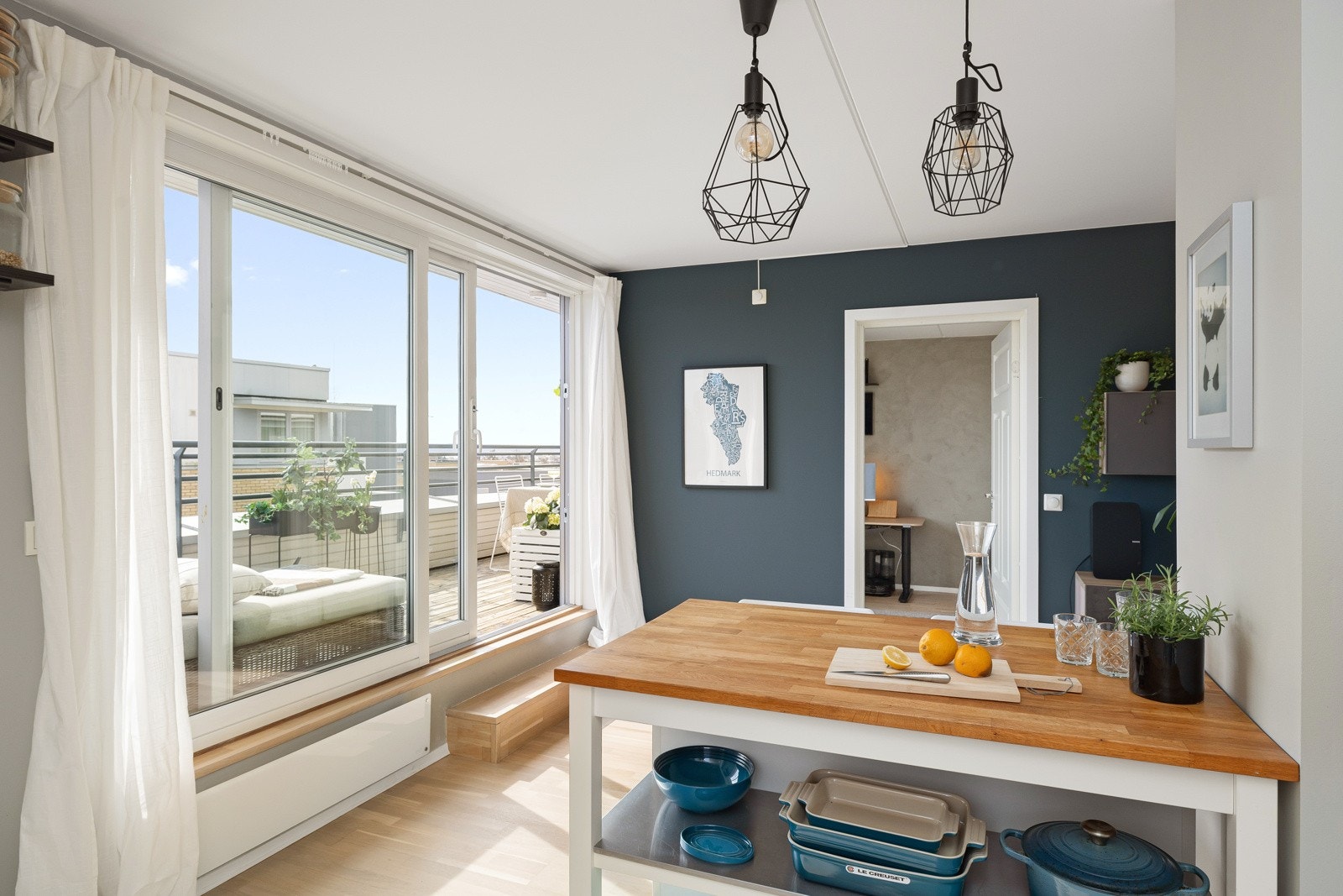 Kjøkkenet har en praktisk kjøkkenøy som sørger for ekstra god skap- og benkeplass, samt en hyggelig sitteplass med barstoler. Galleribilde