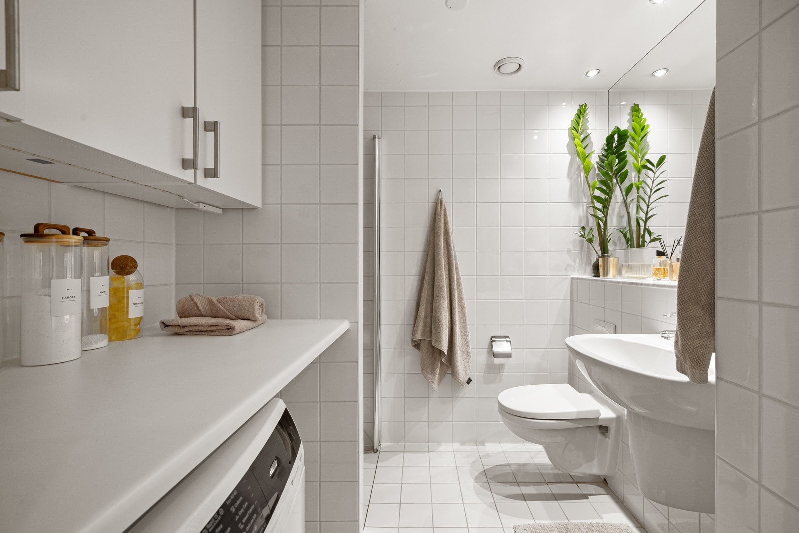 Leiligheten har et lyst og pent flislagt baderom fra byggeår 2006. Baderommet har lyse fliser på gulv med gulvvarme, lyse fliser på veggene og downlights i himlingen. Galleribilde