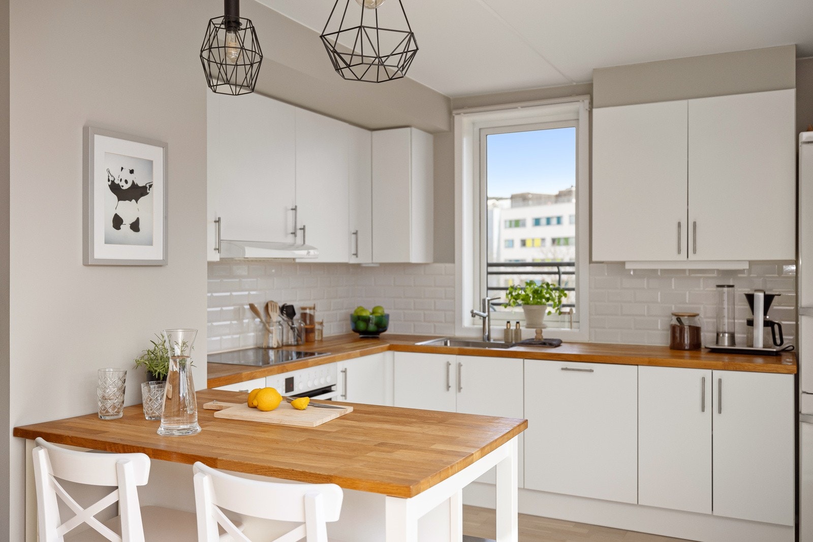 Både fint og praktisk med flotte lyse fliser i benkeryggen og belysning under overskapene. Det er montert automatisk vannstopper med fuktsensor og brannslange under kjøkkenbenk. Galleribilde