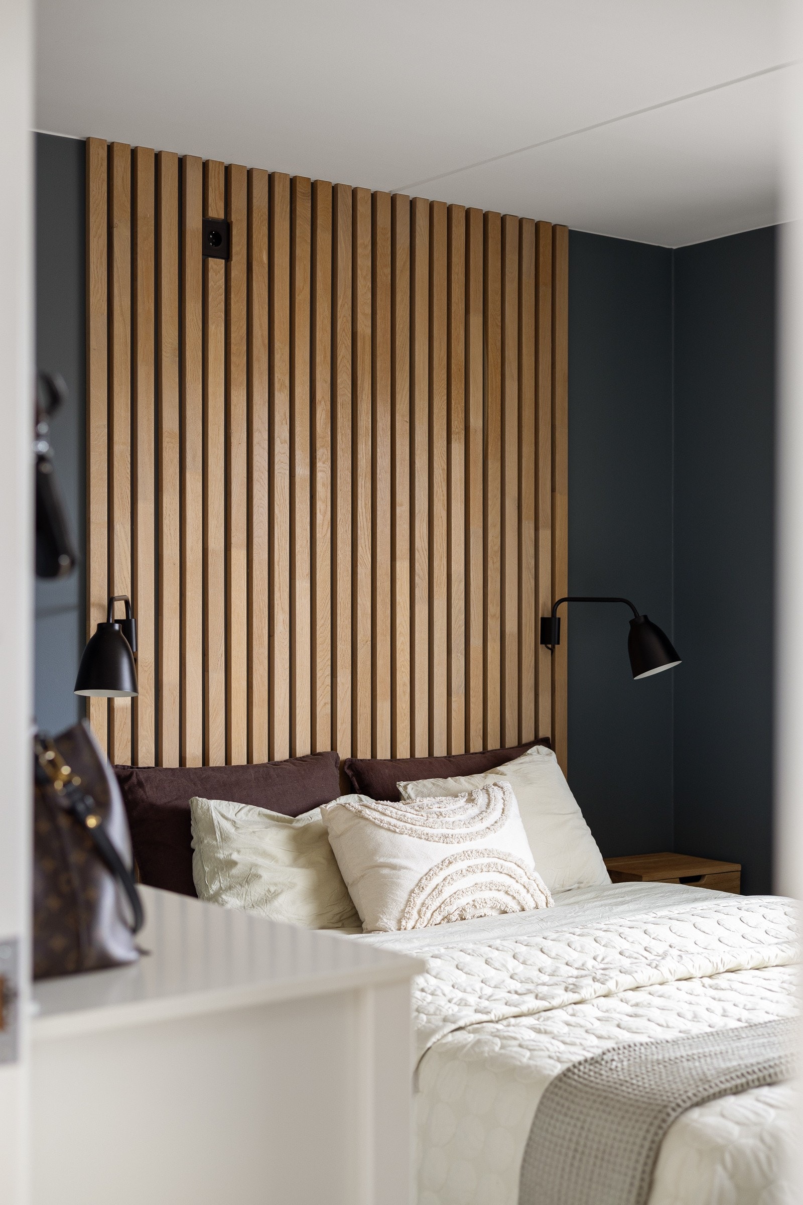 Leiligheten har et lyst og innbydende hovedsoverom av god størrelse. Veggen bak sengen er dekorert med trespiler som gir et tidsriktig uttrykk og en lun atmosfære Galleribilde