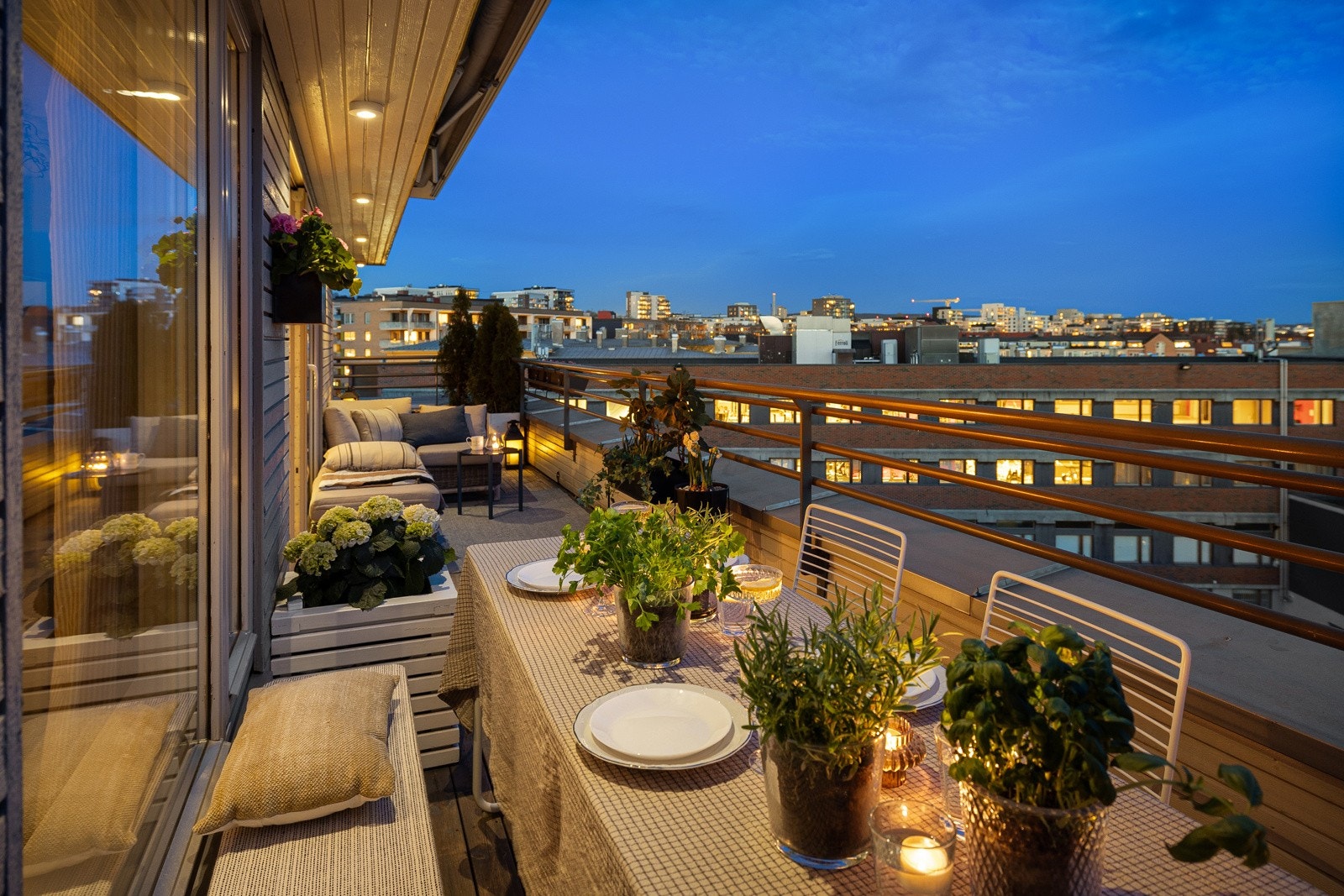 Det er også montert belysning i himlingen og utvendige stikkontakter Galleribilde