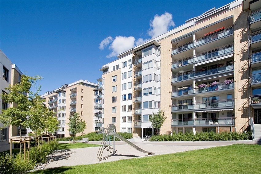 Felles tomt for sameiet opparbeidet med blant annet asfalterte internveier, gressplen, prydbusker og diverse beplantning. Sittegruppe og lekeområde. (arkivbilde) Galleribilde