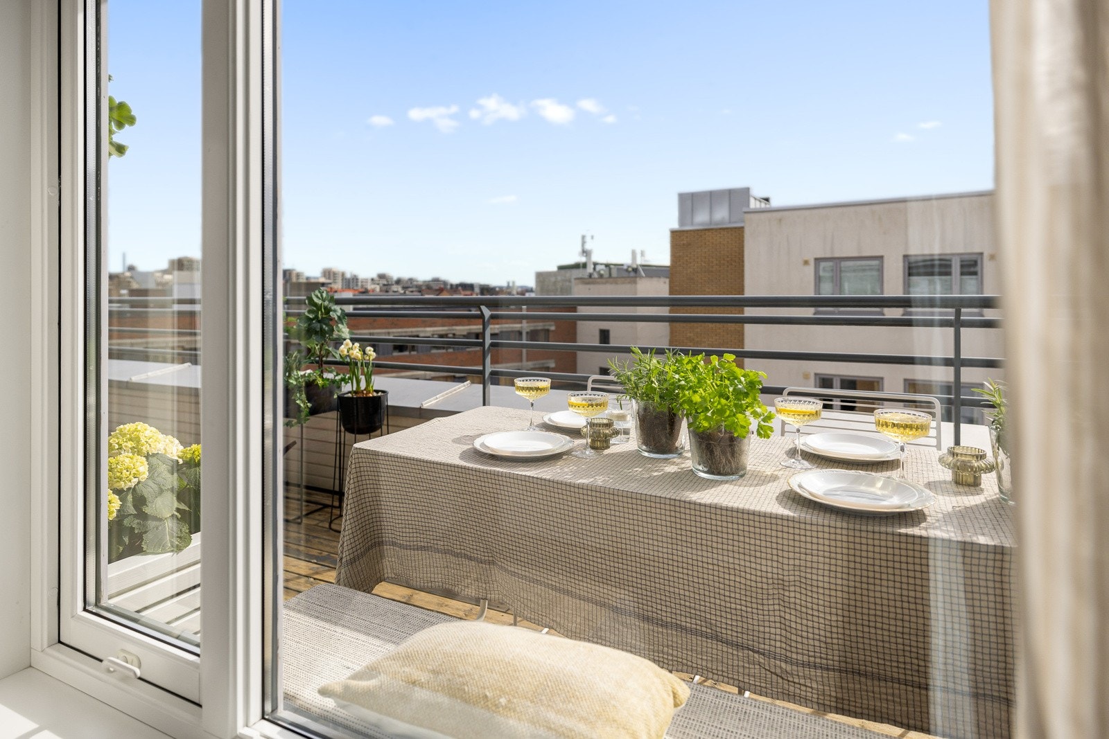 Soverommet har en stor vindusflate som vender ut mot sydsiden av takterrassen. Galleribilde