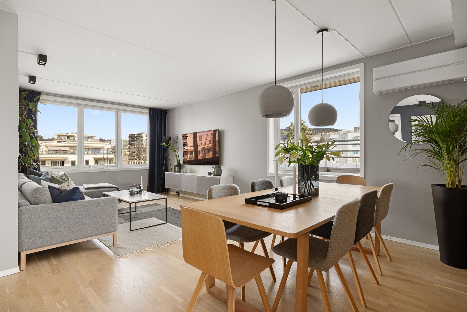 Det er montert luft-til-luft varmepumpe som sørger for en god og jevn varme på kaldere høst- og vinterdager, samt svalt og behagelig på varme sommerdager. Galleribilde