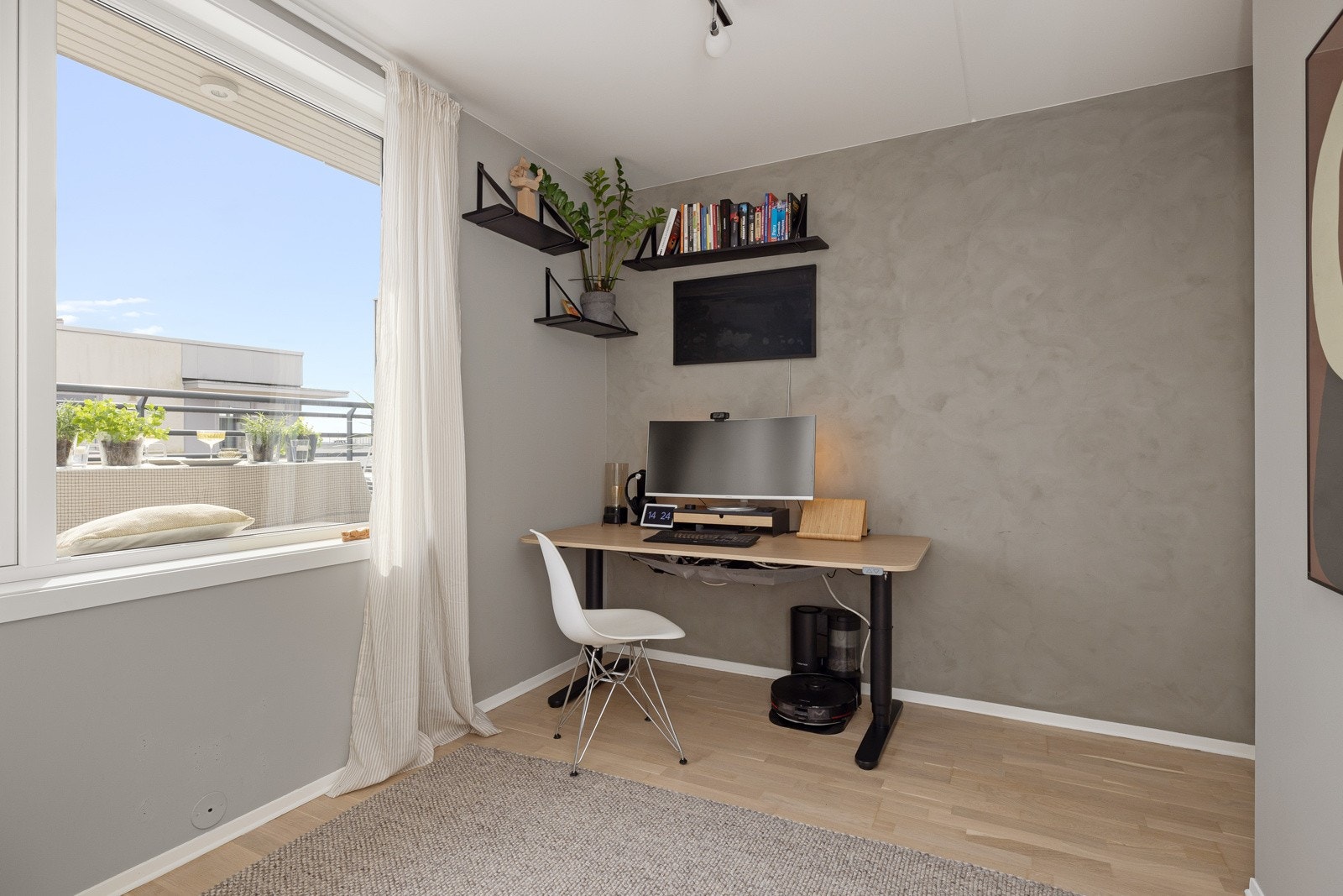 Soverommet har samme gode standard som resten av leiligheten med lys parkett på gulv, glatte malte overflater og skjult elektrisk anlegg. Galleribilde