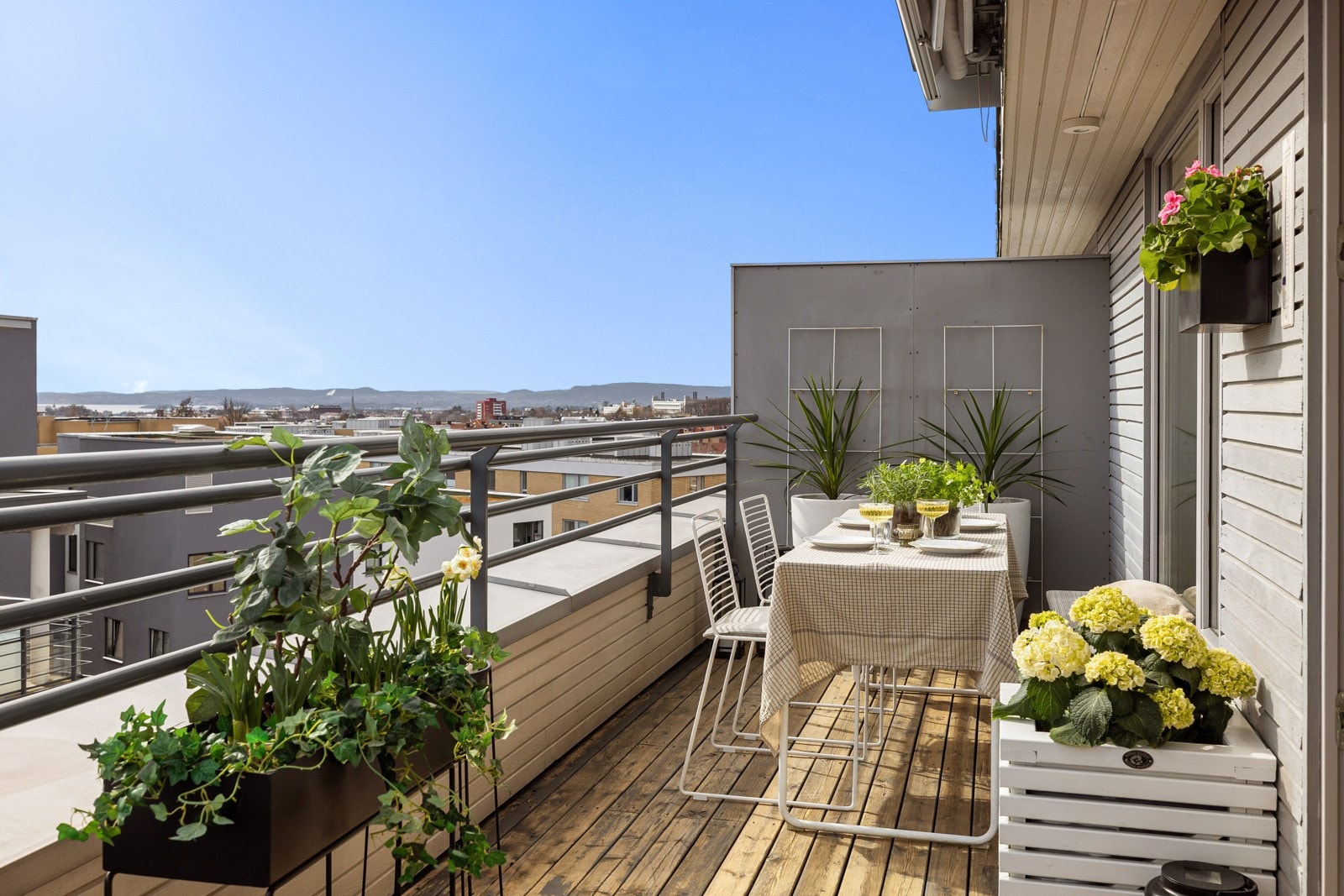 Fra kjøkkenet har du utgang til en fantastisk sydøstvendt takterrasse på ca. 26m² med svært gode solforhold. Galleribilde
