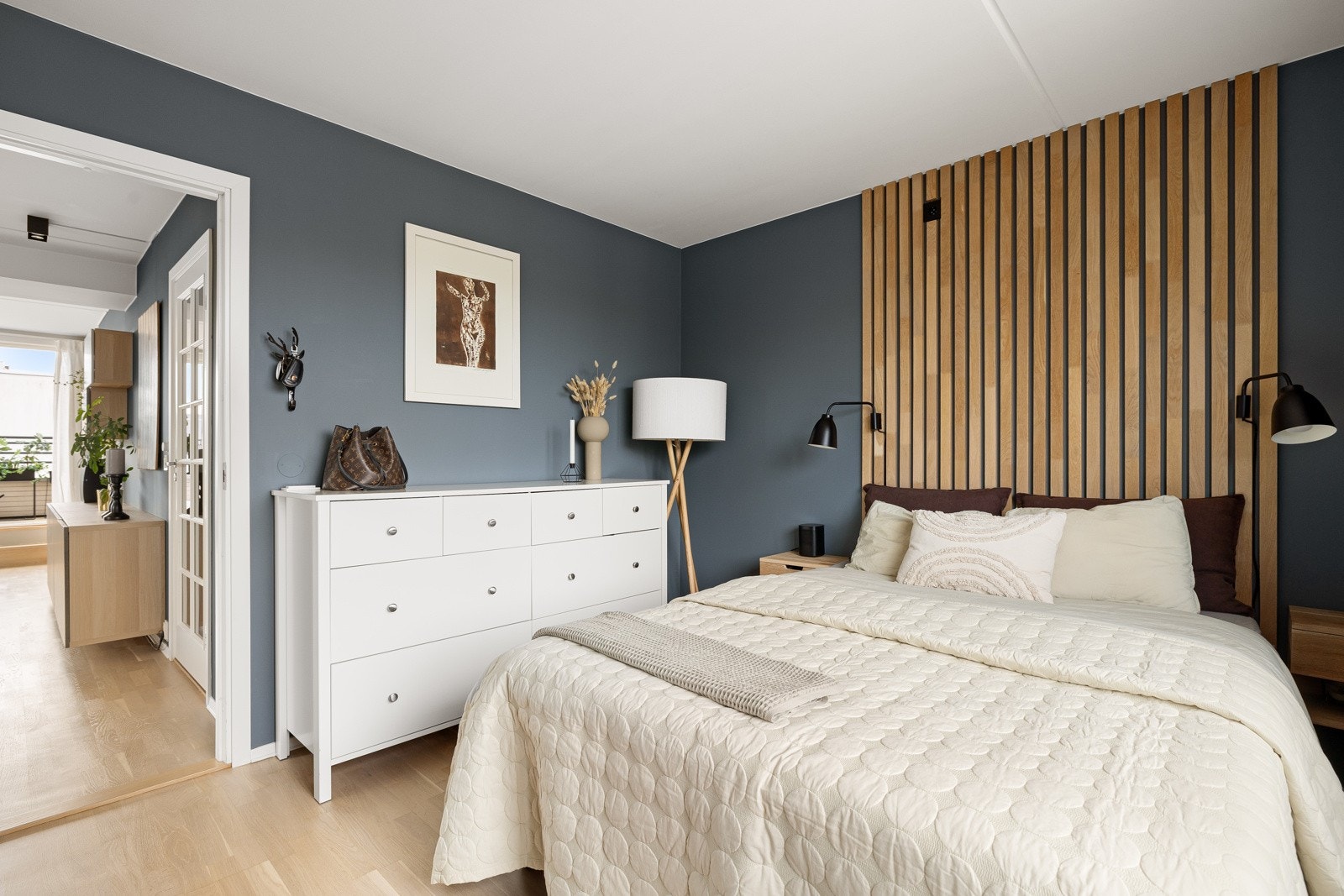 På soverommet har du god plass til en stor dobbeltseng med tilhørende nattbord, samt en kontorpult eller kommoder. Galleribilde
