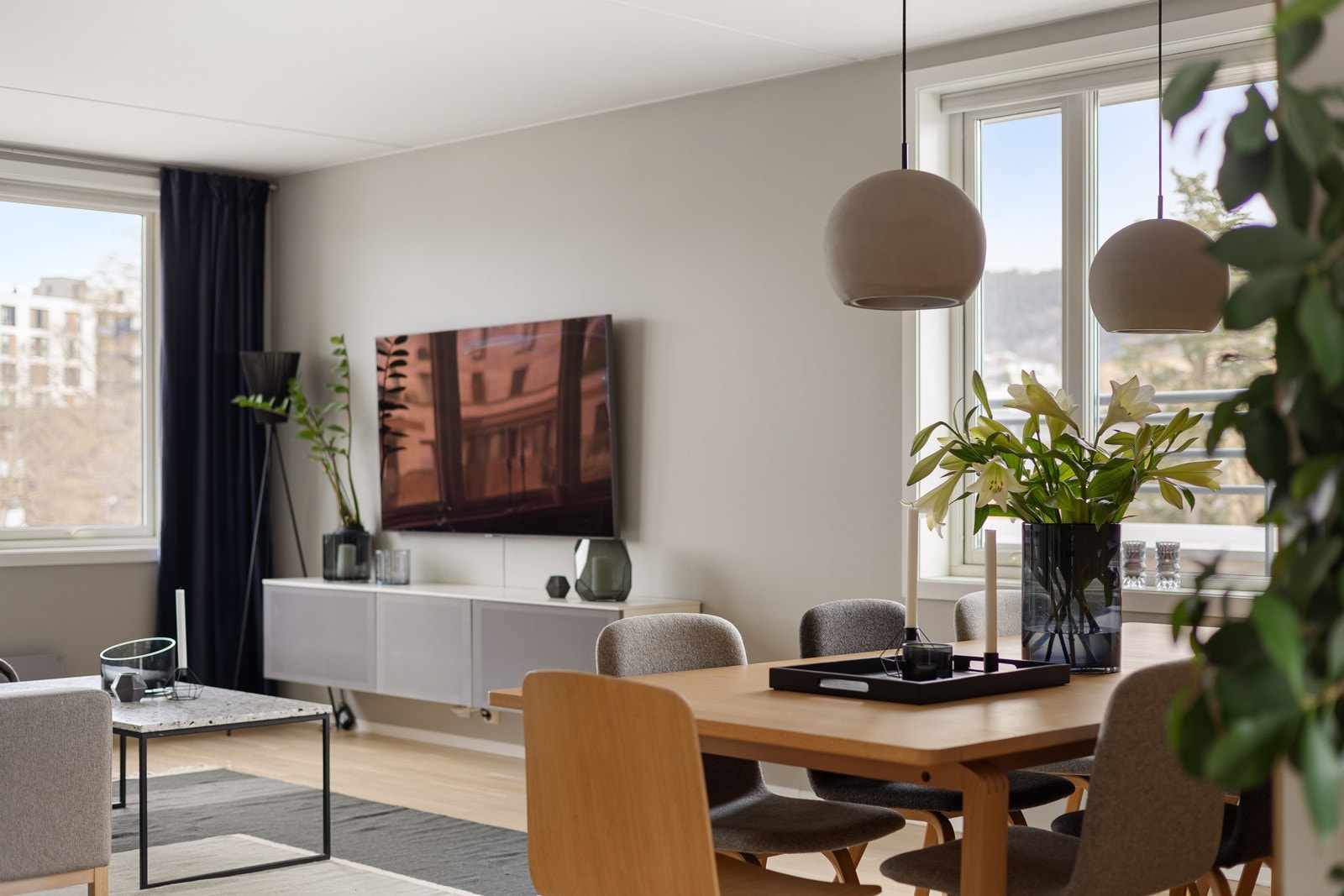 Beliggenheten på hjørnet i byggets toppetasje med store vindusflater sørger for rikelig med naturlig lys, samtidig som det er lite innsyn. Galleribilde