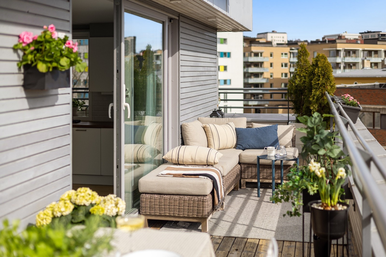 Terrassen er en naturlig forlengelse av leiligheten og en ypperlig uteplass å nyte late sommerdager og sene sommerkvelder! Galleribilde