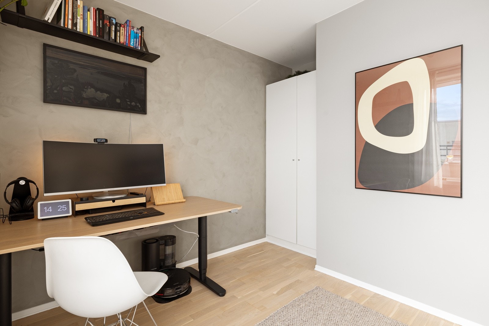 På soverommet har du plass til seng, kontorpult og oppbevaringsplass i medfølgende garderobeskap. Galleribilde