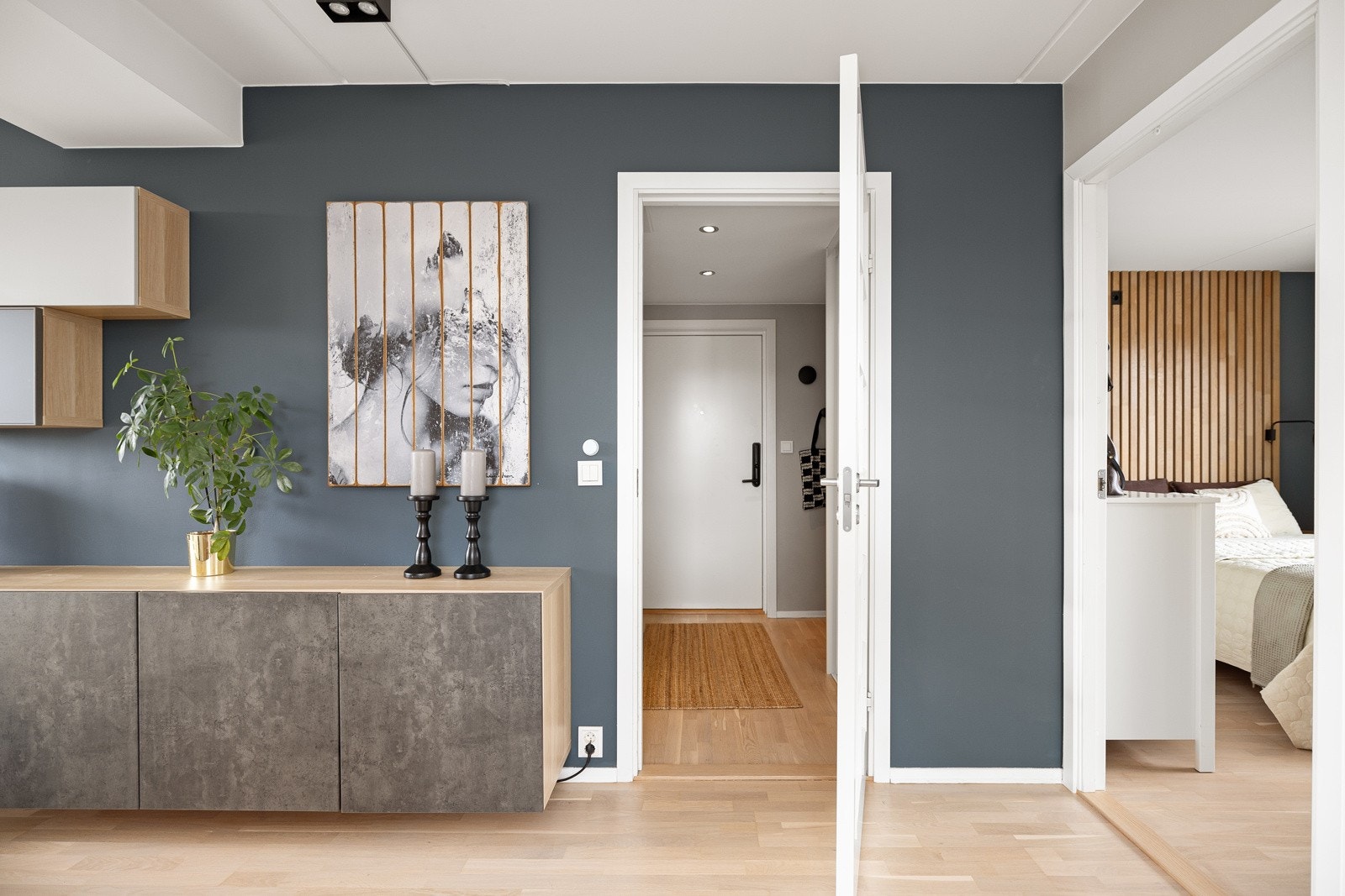 Leiligheten holder en gjennomgående god standard med lys nyslipt parkett på gulv, glatte malte overflater og skjult elektrisk anlegg. Galleribilde