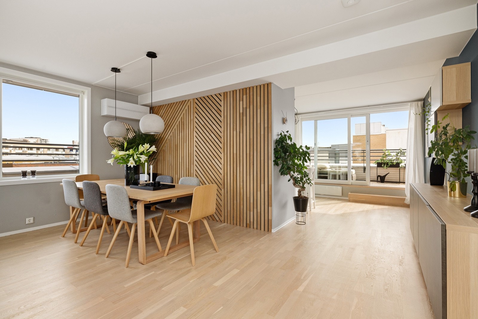 En stor, lys og flott 3(4)-roms selveiet topp- og endeleilighet med god standard. Galleribilde