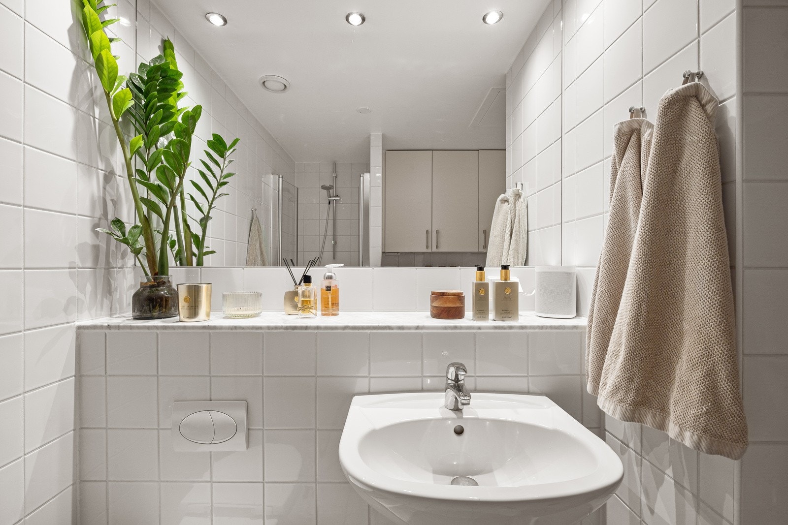 Baderommet er utstyrt med vegghengt servant med marmor-hylle, stort innfelt speil og belysning over. Baderommet er også utstyrt med dusjnisje med glassdører fra 2016 og vegghengt toalett. Galleribilde