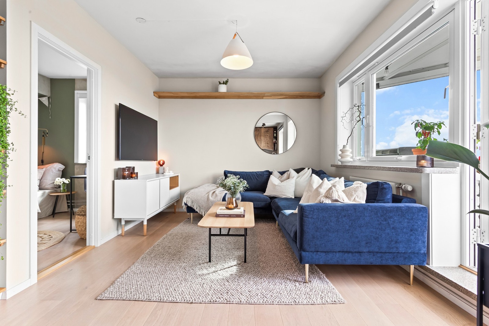 Leiligheten har en innbydende stue, med plass til sofagruppe med tilhørende TV-møblement. Galleribilde