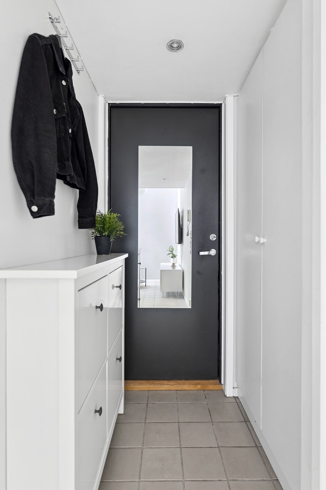 Velkommen inn! Innbydende inngangsparti med lysmalte vegger og himling, og fliser på gulvet. Galleribilde