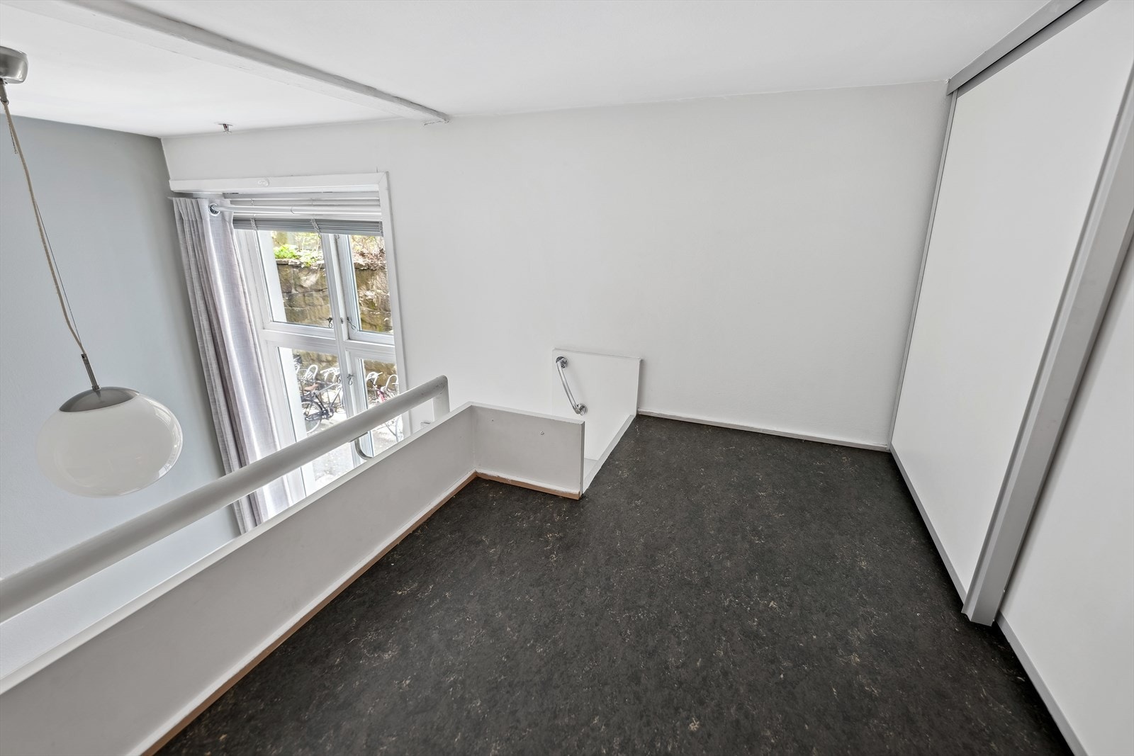 Her er det plass til seng, nattbord og et lite garderobeskap. Galleribilde