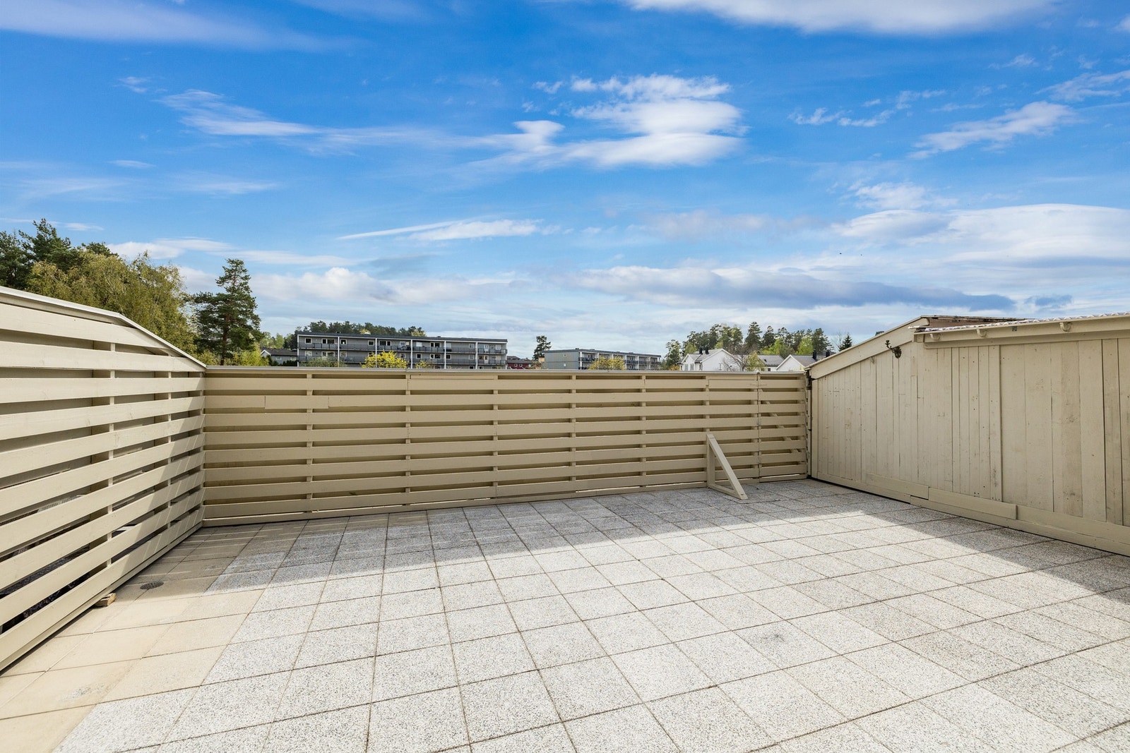 God plass til utemøbler, grill og beplanting. Galleribilde