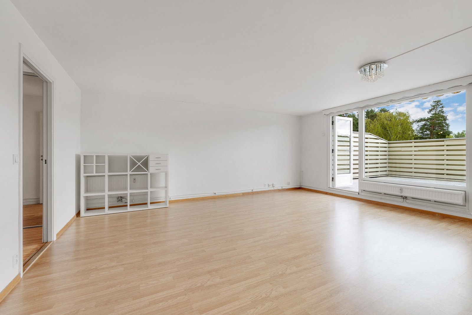 Stuen er av god størrelse med god plass til både sofa og spisebord med tilhørende møblement. Galleribilde