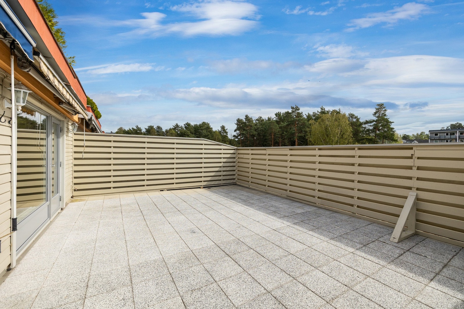 Terrassen er utstyrt med markise, utelys og utekran. Galleribilde