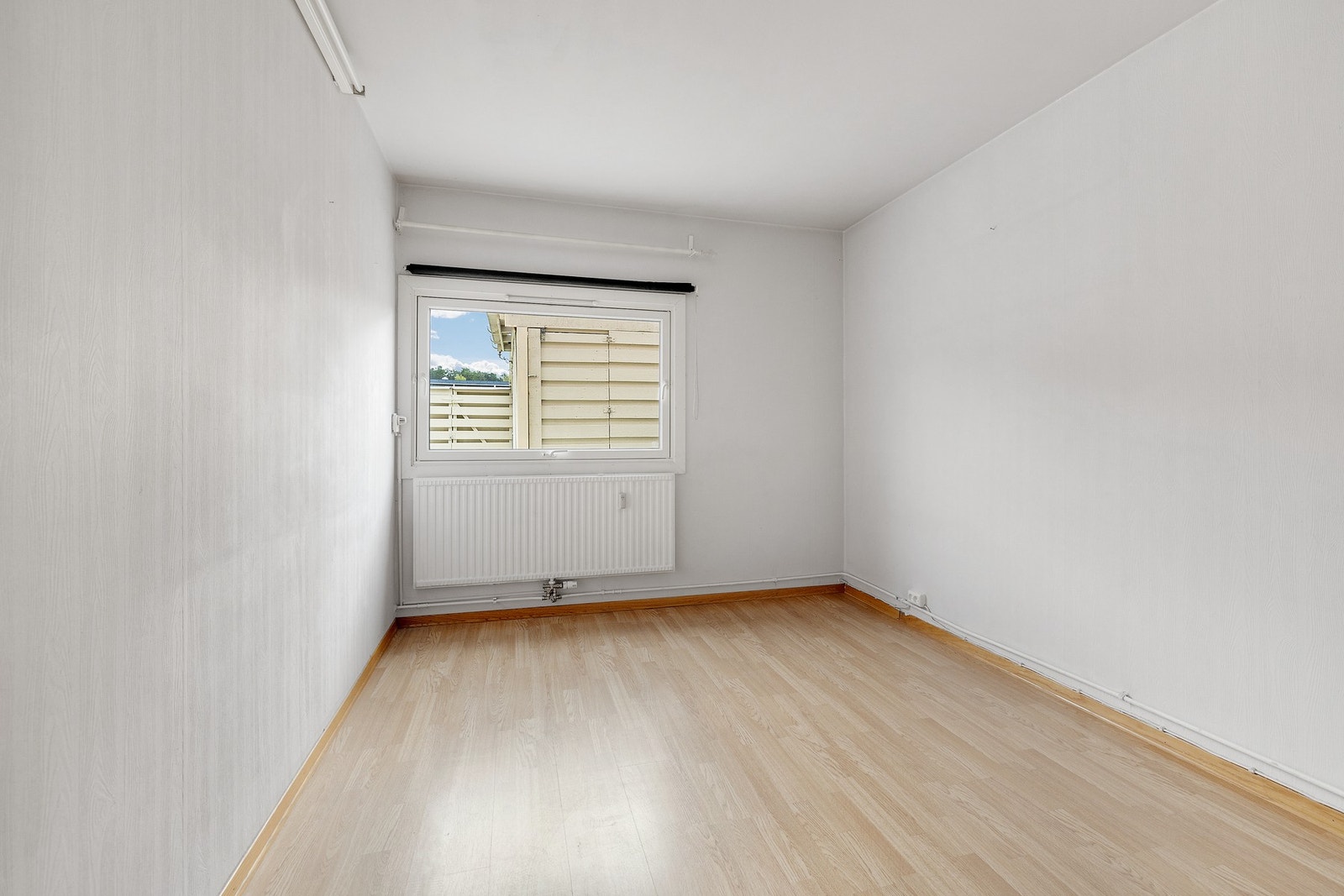 Soverom nr. 1 er av god størrelse med god plass til dobbeltseng, nattbord og garderobeløsning. Galleribilde