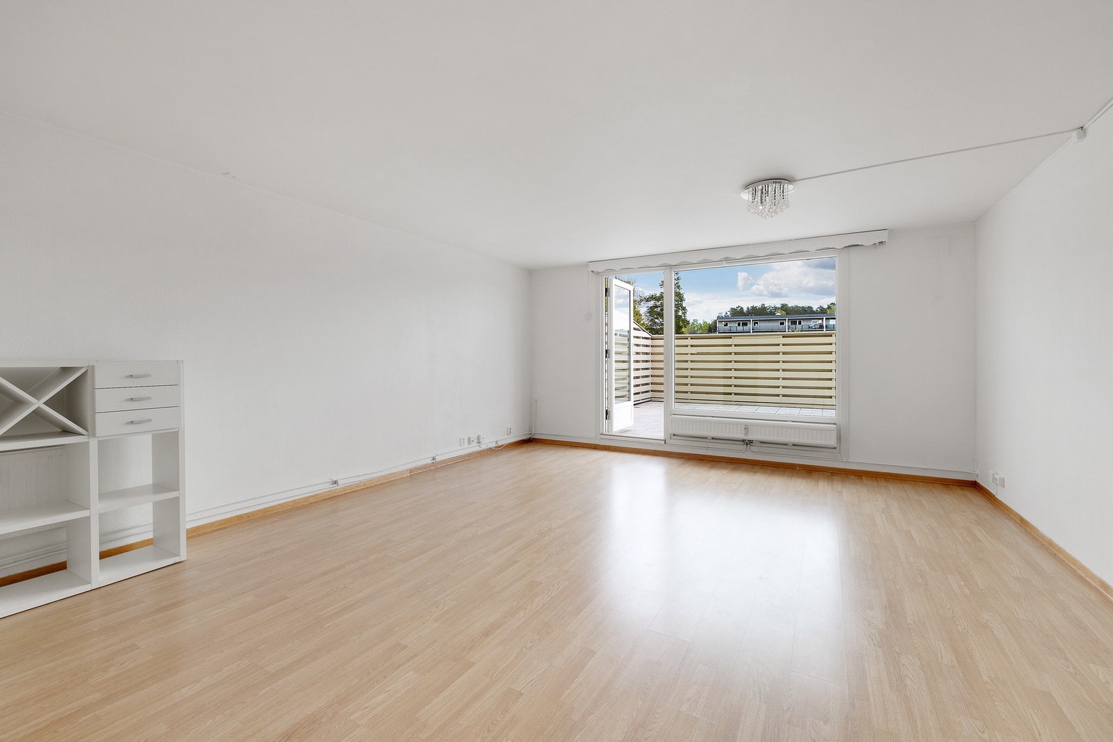 Store vinduer som slipper inn godt med naturlig lys. Galleribilde