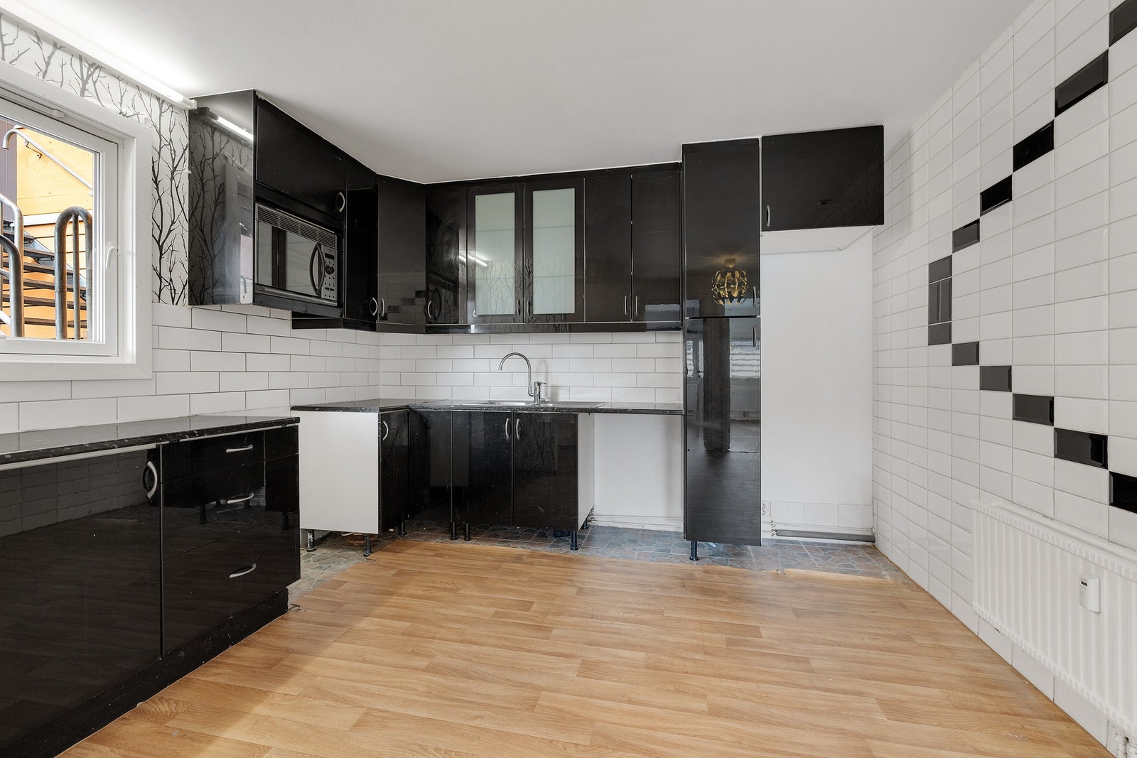 Eldre ikea kjøkkeninnredning med glatte høyglans skapfronter ,laminert benkeplate med fliser på bakvegg, ventilator og1 1/2
oppvaskkum med benkebeslag. Galleribilde