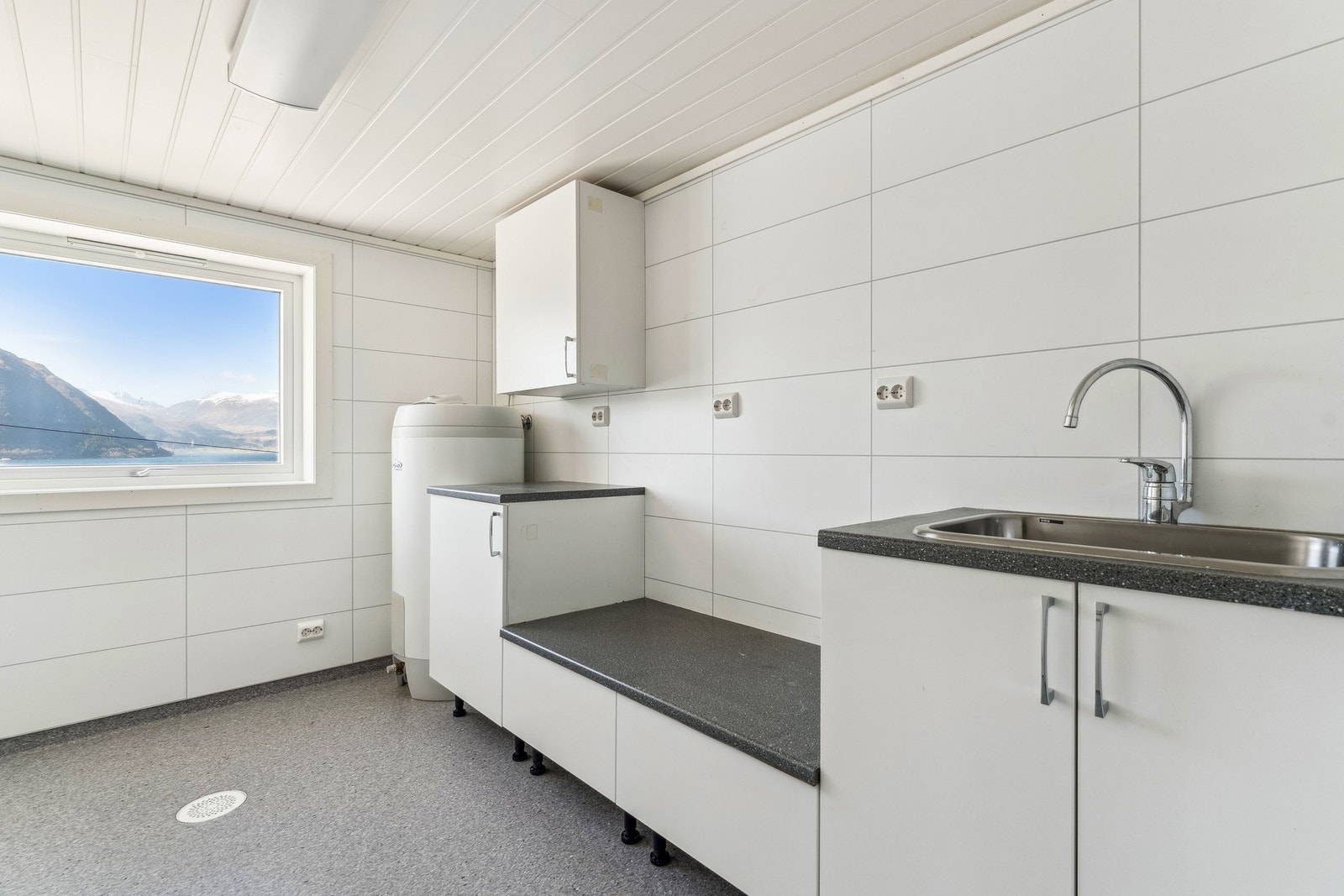 Vaskerommet er fra 2019 og har en praktisk innredning og god plass. (Vaskerommet er ikke omsøkt - se punkt under ferdigattest) Galleribilde