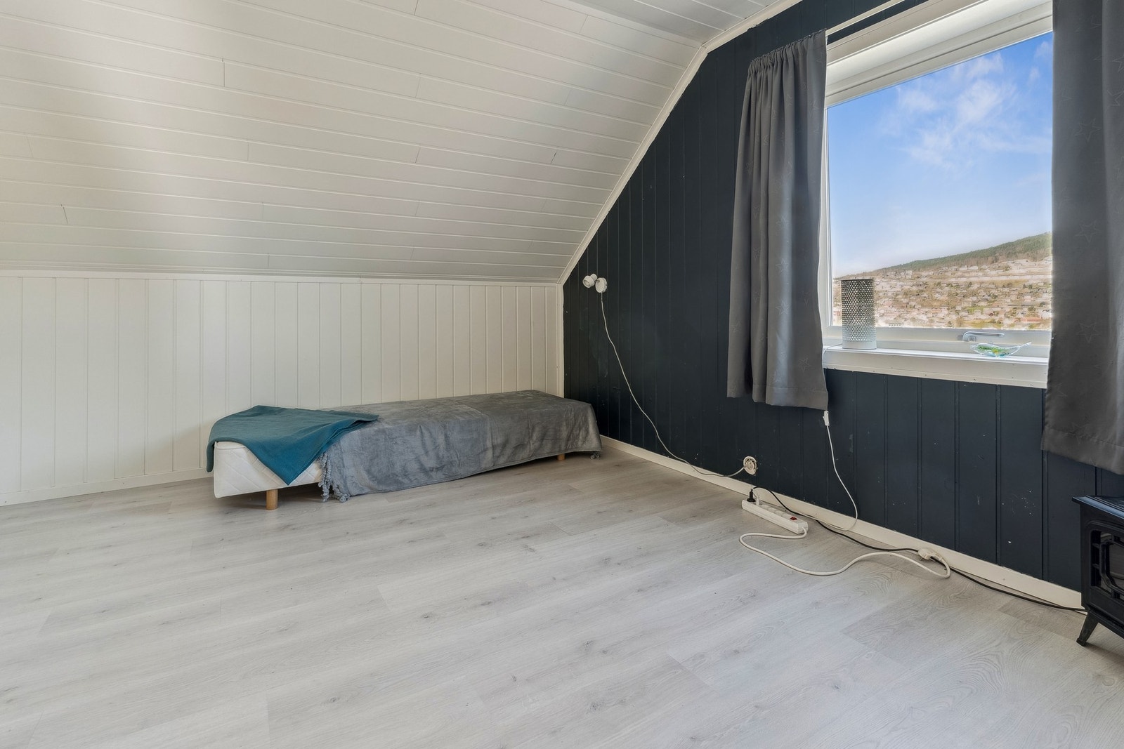 Soverom 1 på loftet, boligen har til sammen fire soverom. Galleribilde