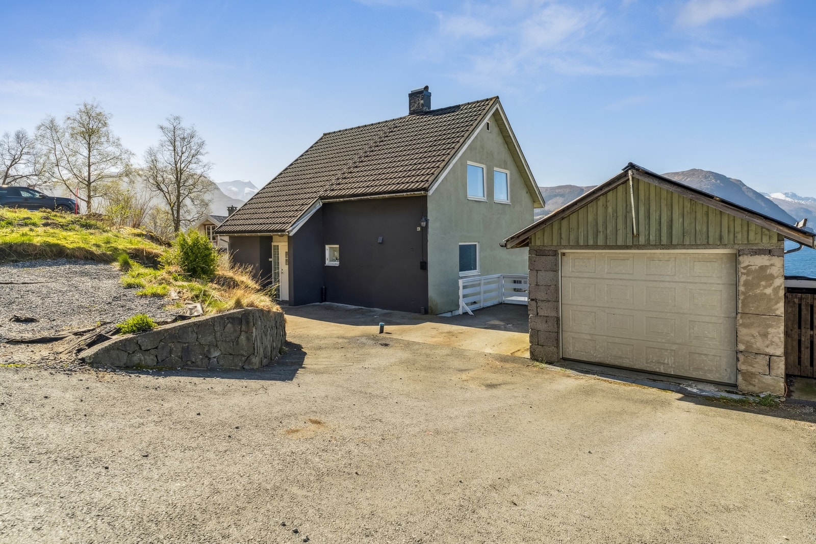 En innholdsrik enebolig over tre plan med garasje og en fantastisk utsikt. Galleribilde