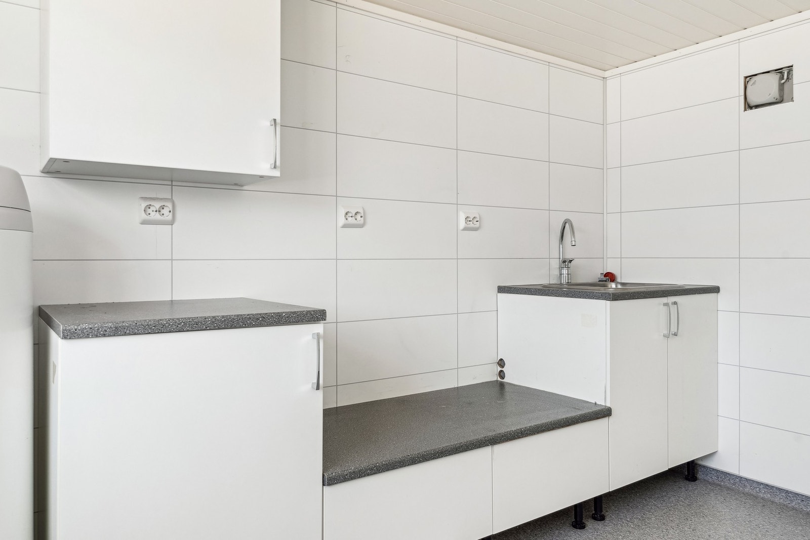 Her har du en kreativ løsning hvor du har benk og plass til vaskemaskin og tørketrommel ved siden av hverandre. Galleribilde