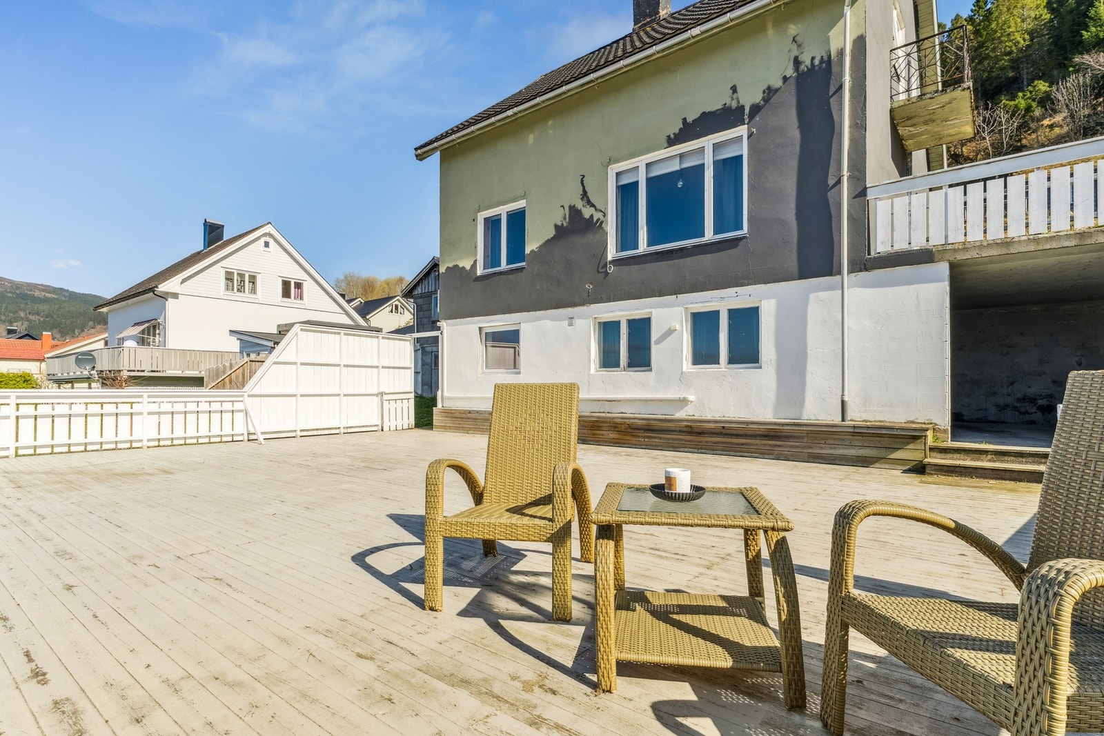 Maling av huset har påbegynt men har blitt stoppet opp, her kan du selv velge hvilken farge du ønsker. Galleribilde