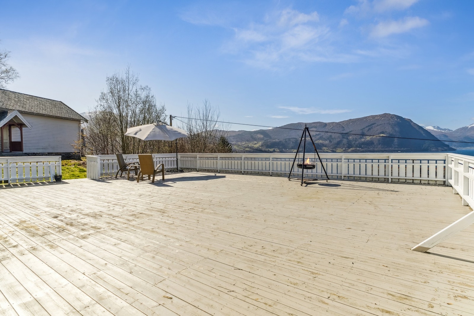 Du har utgang fra kjelleren til terrassen. Galleribilde